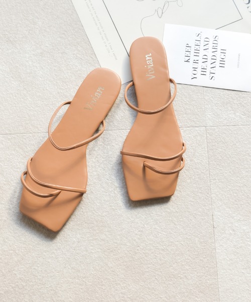 VIVIAN(ヴィヴィアン)の「スクエアトゥ華奢ストラップトングフラットサンダル(サンダル・レディース・アイボリー/イエロー/ガンメタ/ブラック/ホワイト/ベージュ系その他6/シルバー/キャメル/グリーン/ピンク/Moca/パイソン/カーキ/ホワイト×レッド・S/L/LL/M)」の2枚目の写真