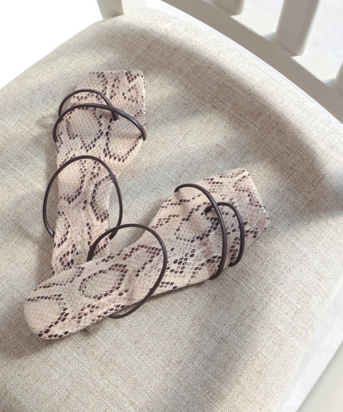 VIVIAN(ヴィヴィアン)の「スクエアトゥ華奢ストラップトングフラットサンダル(サンダル・レディース・アイボリー/イエロー/ガンメタ/ブラック/ホワイト/ベージュ系その他6/シルバー/キャメル/グリーン/ピンク/Moca/パイソン/カーキ/ホワイト×レッド・S/L/LL/M)」の14枚目の写真