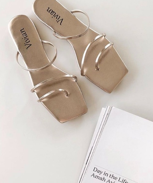 VIVIAN(ヴィヴィアン)の「スクエアトゥ華奢ストラップトングフラットサンダル(サンダル・レディース・アイボリー/イエロー/ガンメタ/ブラック/ホワイト/ベージュ系その他6/シルバー/キャメル/グリーン/ピンク/Moca/パイソン/カーキ/ホワイト×レッド・S/L/LL/M)」の8枚目の写真