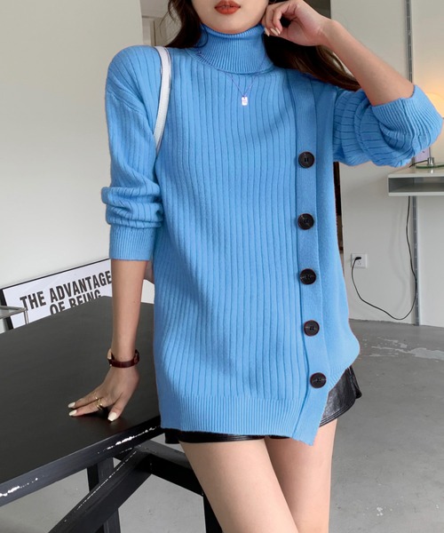 emi+(エミプラス)の「タートルネックサイドボタンリブニット(ニット/セーター・レディース・アイボリー/グリーン/レッド/ブルー/モカ/ブラック/グレー/ブラウン/カーキ/ボルドー・FREE)」の1枚目の写真