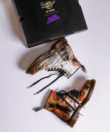Dr. Martens（ドクターマーチン）の「Dr.Martens ドクターマーチン / White Backhand Straw Grain & Black Greasy 1460 ホワイトバックハンドストロウグレイン&ブラックグレーシー ブラックサバス 8ホールブーツ コラボレーション ブーツ 黒い安息日 フルグレインレザー / 26315102（ブーツ・メンズ）」