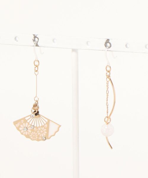 カヤ（カヤ）の「【カヤ】透かし吉祥アシンメトリーピアス（ピアス（両耳用）・レディース・ホワイト/レッド/オレンジ/ブルー/桜/ライトパープル・FREE）」の2枚目の写真