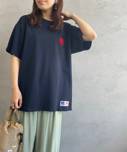 Russell Athletic（ラッセルアスレティック）の「[RUSSELL ATHLETIC/ラッセル アスレチック] BERKLEY×RUSSEL ATHLETIC 別注サークルロゴ バックプリントTシャツ（Tシャツ/カットソー・レディース・ホワイト/ネイビー・M/L）」の16枚目の写真