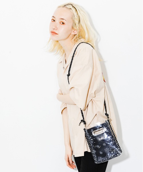X-girl（エックスガール）の「BANDANA PATTERN SHOULDER BAG（ショルダーバッグ・レディース・イエロー/ブラック/パープル・ONE SIZE）」の2枚目の写真