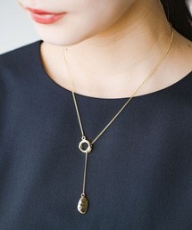 さっとつけてバランスよし！キラリとゴールドモチーフで首元華やぐ　ラリエット風ネックレス