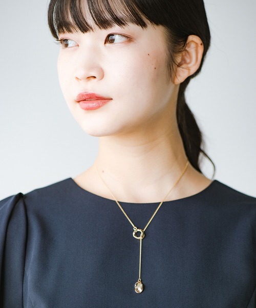 haco!（ハコ）の「さっとつけてバランスよし！キラリとゴールドモチーフで首元華やぐ　ラリエット風ネックレス（ネックレス・レディース・ゴールド・ONE SIZE）」の4枚目の写真