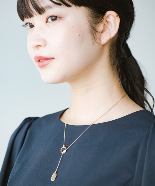 haco!（ハコ）の「さっとつけてバランスよし！キラリとゴールドモチーフで首元華やぐ　ラリエット風ネックレス（ネックレス・レディース・ゴールド・ONE SIZE）」の5枚目の写真