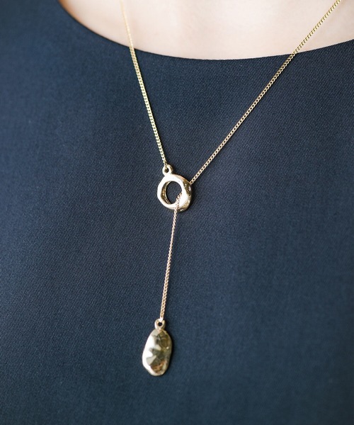 haco!（ハコ）の「さっとつけてバランスよし！キラリとゴールドモチーフで首元華やぐ　ラリエット風ネックレス（ネックレス・レディース・ゴールド・ONE SIZE）」の3枚目の写真