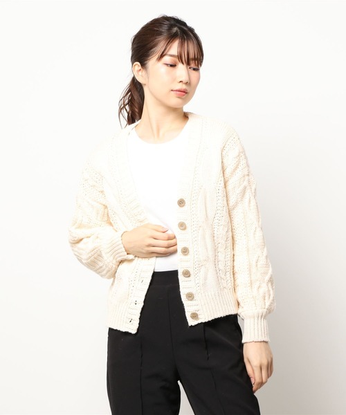 Primazel（プリマゼル）の「ショート丈 ケーブル編み カーディガン（カーディガン/ボレロ・レディース・ブルー/アイボリー/モカ・M）」の17枚目の写真