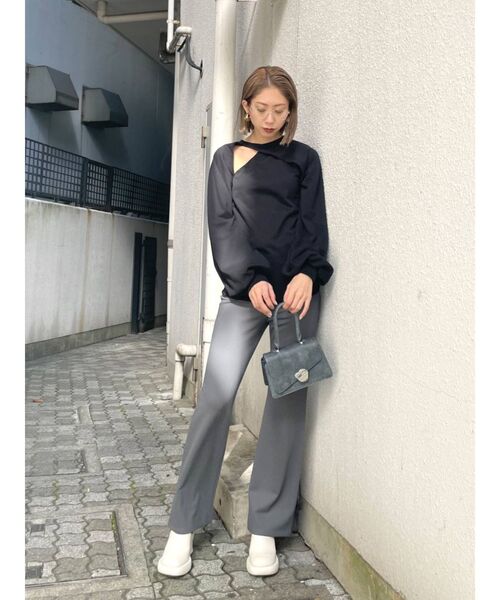 EMODA(エモダ)の「ウエストフィットフレアパンツ(その他パンツ・レディース・アイボリー/グレー/ブラック/ブルー・SMALL/MEDIUM)」の7枚目の写真