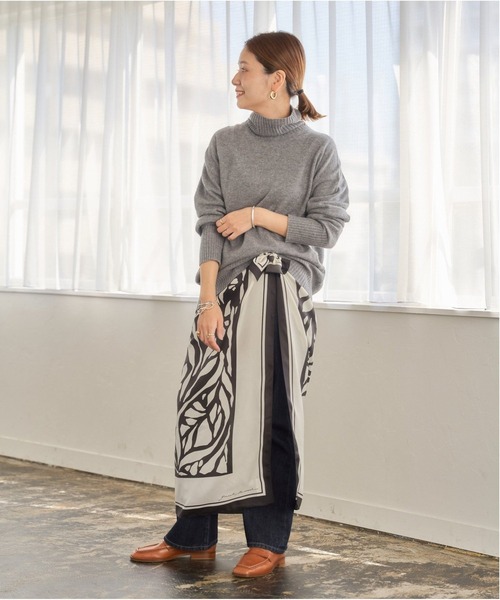 JOURNAL STANDARD(ジャーナルスタンダード)の「《追加》大判シルクスカーフ◆2(ストール/ショール・レディース・ブルー/ブラック系その他/グリーン系その他・FREE)」の4枚目の写真