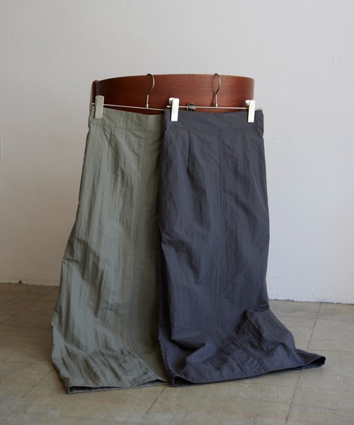 flaner（フラネ）の「Nylon long skirt/ナイロンロングスカート（スカート・レディース・チャコールグレー/カーキ・SMALL/MEDIUM）」の15枚目の写真