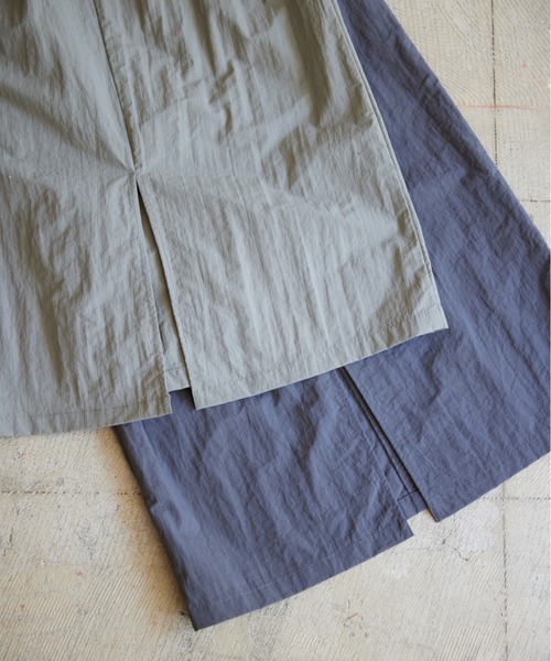 flaner（フラネ）の「Nylon long skirt/ナイロンロングスカート（スカート・レディース・チャコールグレー/カーキ・SMALL/MEDIUM）」の17枚目の写真