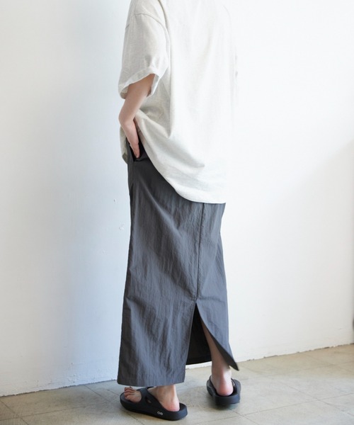 flaner（フラネ）の「Nylon long skirt/ナイロンロングスカート（スカート・レディース・チャコールグレー/カーキ・SMALL/MEDIUM）」の6枚目の写真