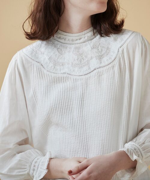 le.coeur blanc(ルクールブラン)の「リバーレーススタンドネックブラウス(シャツ/ブラウス・レディース・オフホワイト・38)」の4枚目の写真