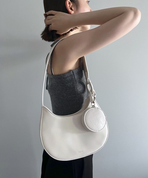 loti（ロティ）の「WEB限定　loti ポーチ付ラウンドBAG（ショルダーバッグ・レディース・オフホワイト/ブラック・FREE）」の4枚目の写真