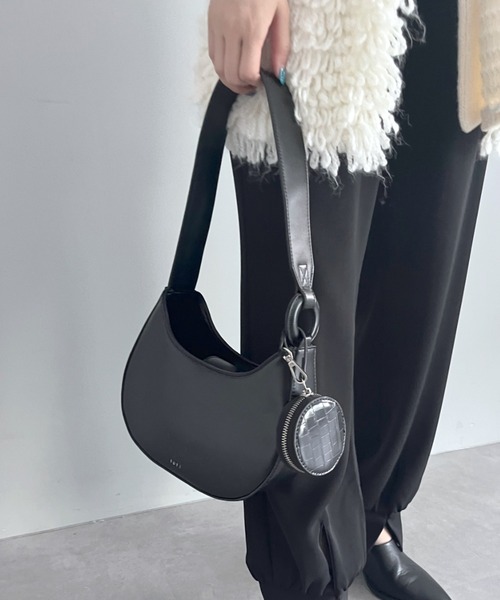 loti（ロティ）の「WEB限定　loti ポーチ付ラウンドBAG（ショルダーバッグ・レディース・オフホワイト/ブラック・FREE）」の6枚目の写真