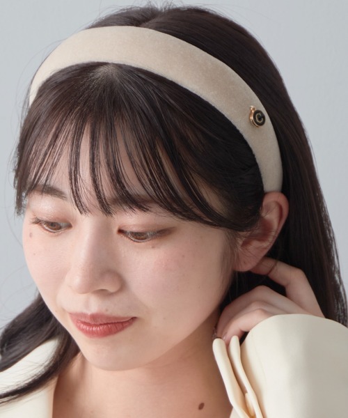 Chico（チコ）の「チャーム付ベロアカチューシャ（カチューシャ・レディース・ブラウン/ブラック/ライトベージュ・FREE）」の3枚目の写真