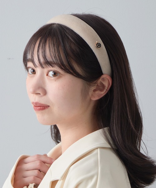 Chico（チコ）の「チャーム付ベロアカチューシャ（カチューシャ・レディース・ブラウン/ブラック/ライトベージュ・FREE）」の8枚目の写真