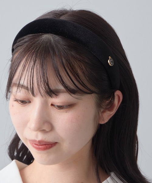 Chico（チコ）の「チャーム付ベロアカチューシャ（カチューシャ・レディース・ブラウン/ブラック/ライトベージュ・FREE）」の4枚目の写真