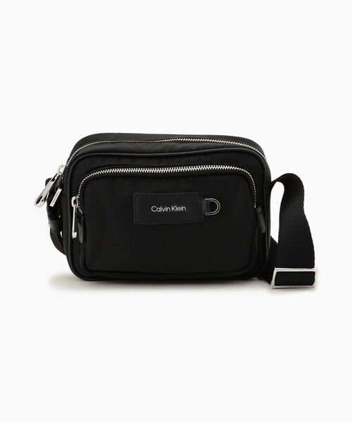 Calvin Klein(カルバン・クライン)の「エレヴェイティド カメラバッグ(ボディバッグ/ウエストポーチ・メンズ・ブラック/ベージュ・FREE)」の1枚目の写真