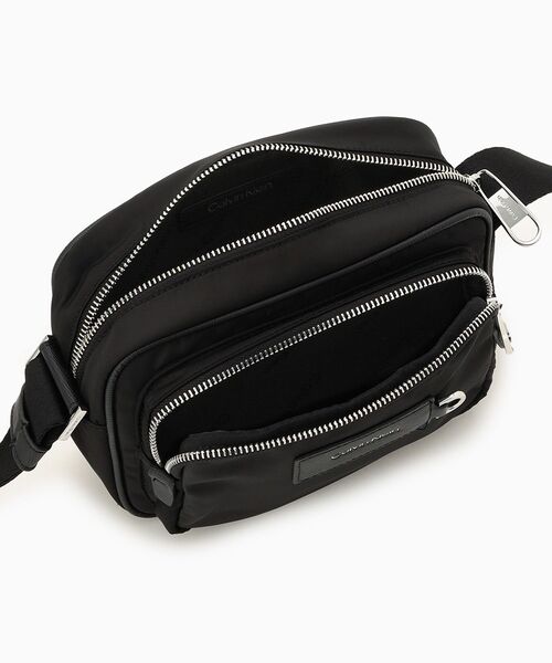 Calvin Klein(カルバン・クライン)の「エレヴェイティド カメラバッグ(ボディバッグ/ウエストポーチ・メンズ・ブラック/ベージュ・FREE)」の5枚目の写真