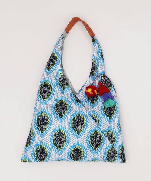 COOCO(クーコ)の「アフリカン柄タッセル付クリテショルダーバッグ/A4対応(ショルダーバッグ・レディース・レッド/ピンク/オレンジ/イエロー×グリーン/ブルー/サックスブルー・9)」の2枚目の写真