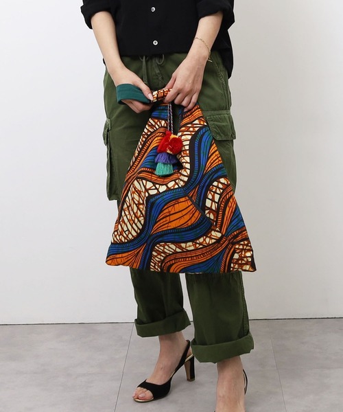 COOCO(クーコ)の「アフリカン柄タッセル付クリテショルダーバッグ/A4対応(ショルダーバッグ・レディース・レッド/ピンク/オレンジ/イエロー×グリーン/ブルー/サックスブルー・9)」の6枚目の写真