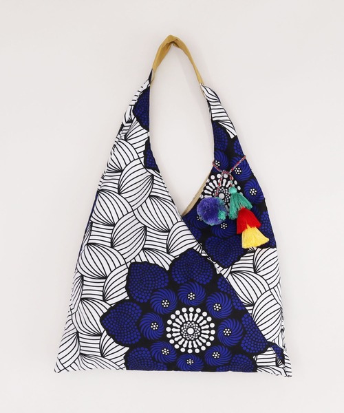 COOCO(クーコ)の「アフリカン柄タッセル付クリテショルダーバッグ/A4対応(ショルダーバッグ・レディース・レッド/ピンク/オレンジ/イエロー×グリーン/ブルー/サックスブルー・9)」の3枚目の写真