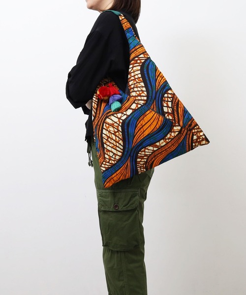 COOCO(クーコ)の「アフリカン柄タッセル付クリテショルダーバッグ/A4対応(ショルダーバッグ・レディース・レッド/ピンク/オレンジ/イエロー×グリーン/ブルー/サックスブルー・9)」の21枚目の写真