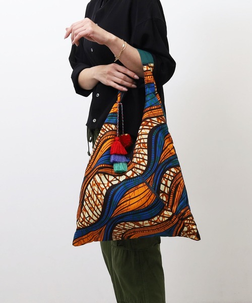 COOCO(クーコ)の「アフリカン柄タッセル付クリテショルダーバッグ/A4対応(ショルダーバッグ・レディース・レッド/ピンク/オレンジ/イエロー×グリーン/ブルー/サックスブルー・9)」の18枚目の写真
