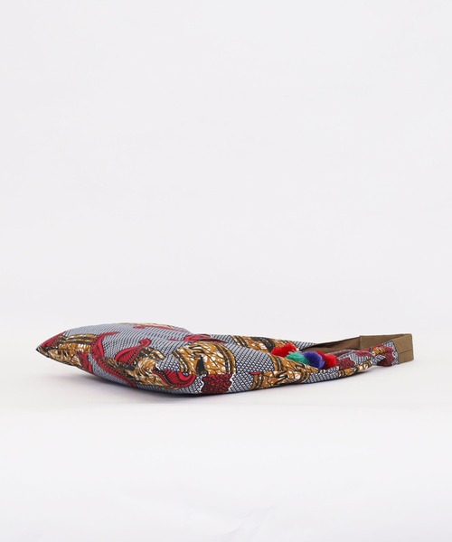 COOCO(クーコ)の「アフリカン柄タッセル付クリテショルダーバッグ/A4対応(ショルダーバッグ・レディース・レッド/ピンク/オレンジ/イエロー×グリーン/ブルー/サックスブルー・9)」の11枚目の写真