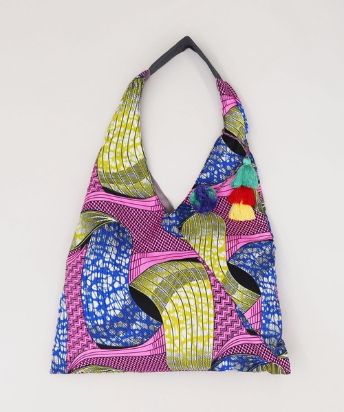 COOCO(クーコ)の「アフリカン柄タッセル付クリテショルダーバッグ/A4対応(ショルダーバッグ・レディース・レッド/ピンク/オレンジ/イエロー×グリーン/ブルー/サックスブルー・9)」の17枚目の写真