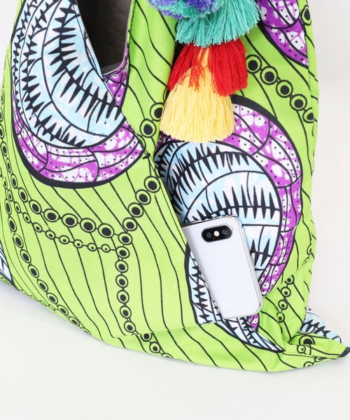 COOCO(クーコ)の「アフリカン柄タッセル付クリテショルダーバッグ/A4対応(ショルダーバッグ・レディース・レッド/ピンク/オレンジ/イエロー×グリーン/ブルー/サックスブルー・9)」の15枚目の写真