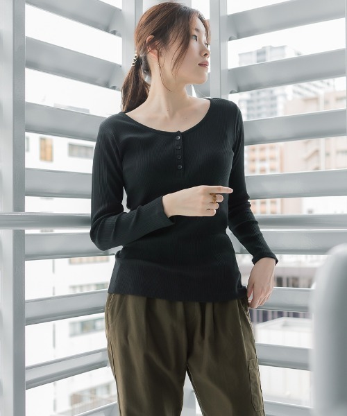 atONE（アットワン）の「atONE ランダムリブヘンリーネックTシャツ 長袖（Tシャツ/カットソー・レディース・ブラック/ホワイト/杢グレー・LL/3L/L/4L/M）」の4枚目の写真