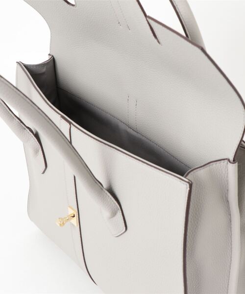 LA BAGAGERIE(ラバガジェリー)の「【ドラマ衣装提供商品】フラップA4トートバッグ(トートバッグ・レディース・ライトグレー/グレイッシュベージュ/ブラック・FREE)」の5枚目の写真