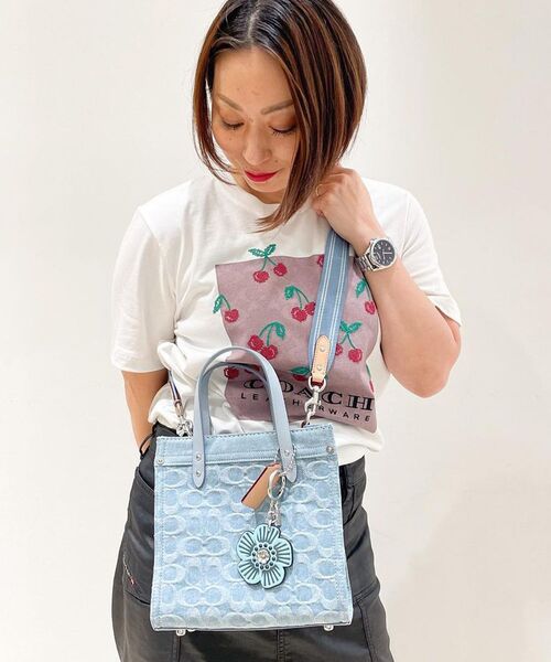 新品 coach シグネチャー スクエア クロス スティッチ チェリー Tシャツ 公式】コーチアウトレット | シグネチャー スクエア チェリー T
