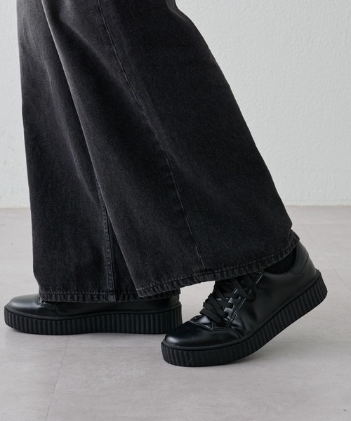 COLONY 2139（コロニートゥーワンスリーナイン）の「フェイクレザー厚底スニーカー（スニーカー・メンズ・ブラック/ホワイト・LARGE/MEDIUM）」の2枚目の写真