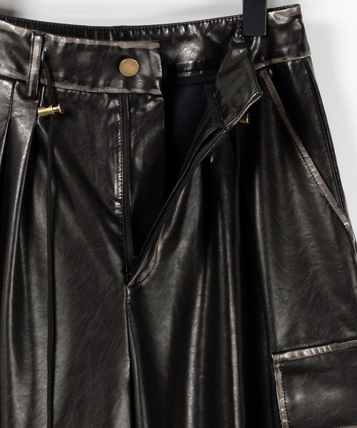 me+em select(ミームセレクト)の「※ヴィンテージフェイクレザーツータックワイドカーゴパンツ / vintage fake leather 2tuck wIde cargo pants(カーゴパンツ・レディース・ブラック・SMALL/MEDIUM/LARGE)」の13枚目の写真