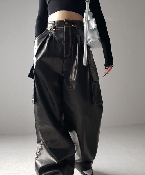 me+em select(ミームセレクト)の「※ヴィンテージフェイクレザーツータックワイドカーゴパンツ / vintage fake leather 2tuck wIde cargo pants(カーゴパンツ・レディース・ブラック・SMALL/MEDIUM/LARGE)」の3枚目の写真