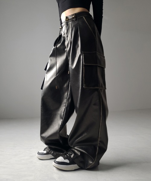 me+em select(ミームセレクト)の「※ヴィンテージフェイクレザーツータックワイドカーゴパンツ / vintage fake leather 2tuck wIde cargo pants(カーゴパンツ・レディース・ブラック・SMALL/MEDIUM/LARGE)」の4枚目の写真