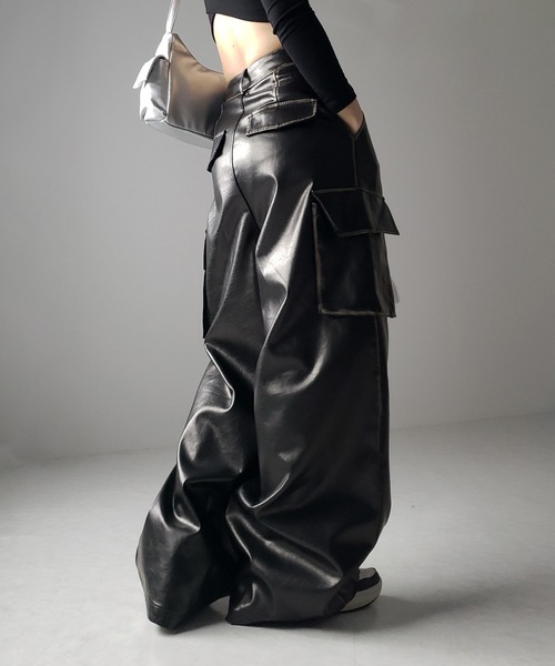 me+em select(ミームセレクト)の「※ヴィンテージフェイクレザーツータックワイドカーゴパンツ / vintage fake leather 2tuck wIde cargo pants(カーゴパンツ・レディース・ブラック・SMALL/MEDIUM/LARGE)」の7枚目の写真