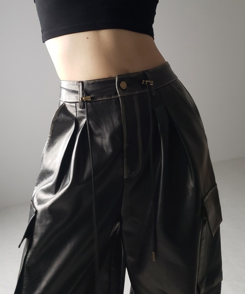 me+em select(ミームセレクト)の「※ヴィンテージフェイクレザーツータックワイドカーゴパンツ / vintage fake leather 2tuck wIde cargo pants(カーゴパンツ・レディース・ブラック・SMALL/MEDIUM/LARGE)」の9枚目の写真