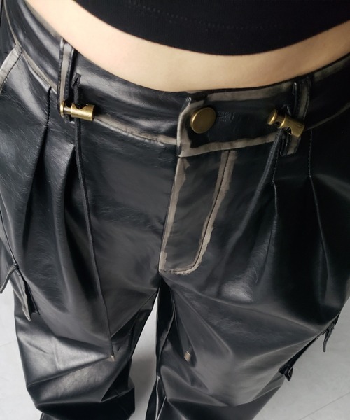 me+em select(ミームセレクト)の「※ヴィンテージフェイクレザーツータックワイドカーゴパンツ / vintage fake leather 2tuck wIde cargo pants(カーゴパンツ・レディース・ブラック・SMALL/MEDIUM/LARGE)」の14枚目の写真
