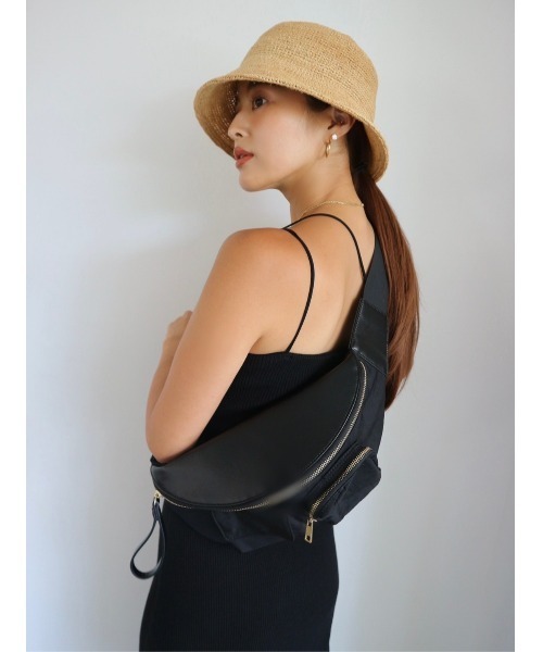 TRUNC(トランクエイティーエイト)の「Multi Pocket Cross Body Bag(ボディバッグ/ウエストポーチ・レディース・ブラック・FREE)」の22枚目の写真