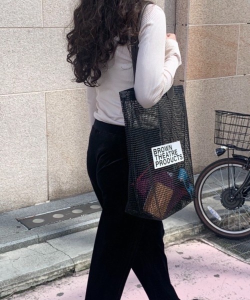THEATRE PRODUCTS（シアタープロダクツ）の「BROWNネームメッシュトート-M-（トートバッグ・レディース・アイボリー/ブラック・FREE）」の2枚目の写真