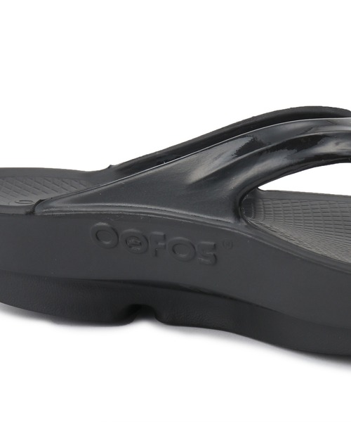 OOFOS（ウーフォス）の「【OOFOS】OOlala リカバリーサンダル（サンダル・レディース・ブラック・23/24/25）」の11枚目の写真