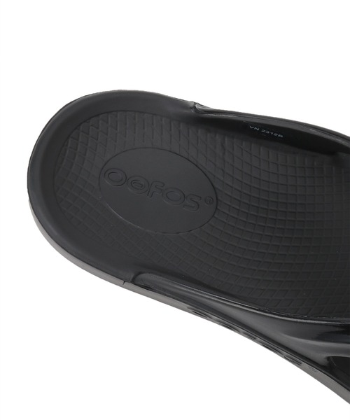 OOFOS（ウーフォス）の「【OOFOS】OOlala リカバリーサンダル（サンダル・レディース・ブラック・23/24/25）」の12枚目の写真