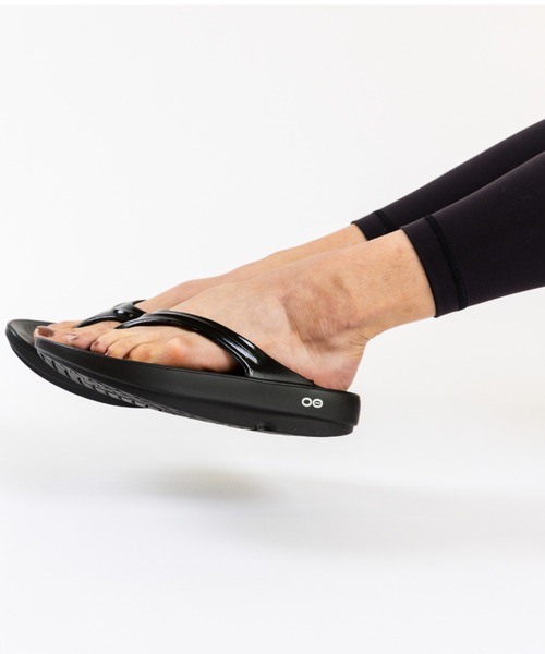 OOFOS（ウーフォス）の「【OOFOS】OOlala リカバリーサンダル（サンダル・レディース・ブラック・23/24/25）」の2枚目の写真