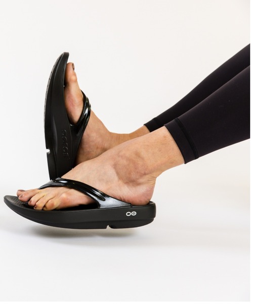 OOFOS（ウーフォス）の「【OOFOS】OOlala リカバリーサンダル（サンダル・レディース・ブラック・23/24/25）」の17枚目の写真